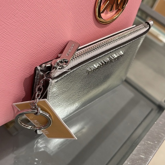 MICHAEL KORS
Jet Set Travel Small Top Zip Coin Pouch With ID
Silver
NWT - Picture 6 of 16